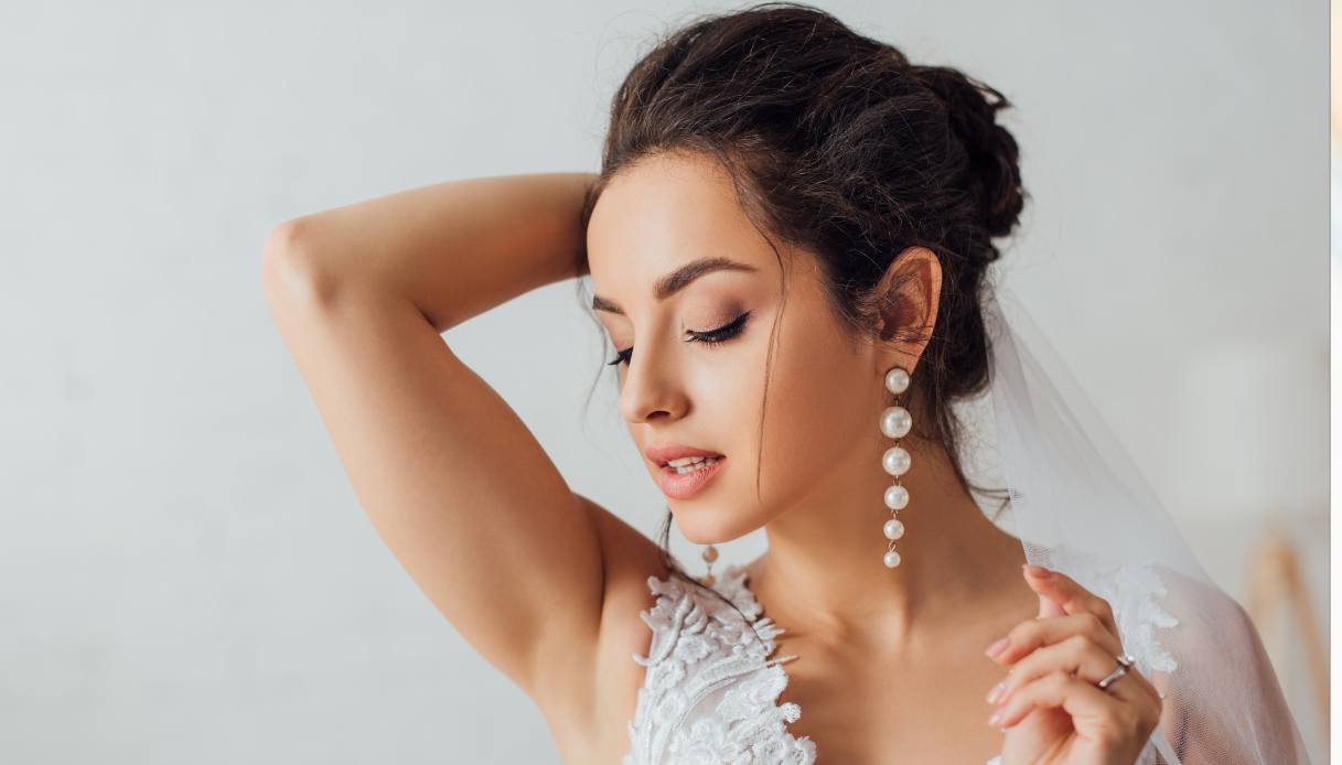 De la coiffure aux bijoux, comment insérer des perles dans un look de