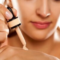 Avez-vous déjà essayé la teinte de peau ? C&rsquo;est le fond de teint léger qui s&rsquo;applique avec les mains et unifie le teint. 10 produits à essayer maintenant