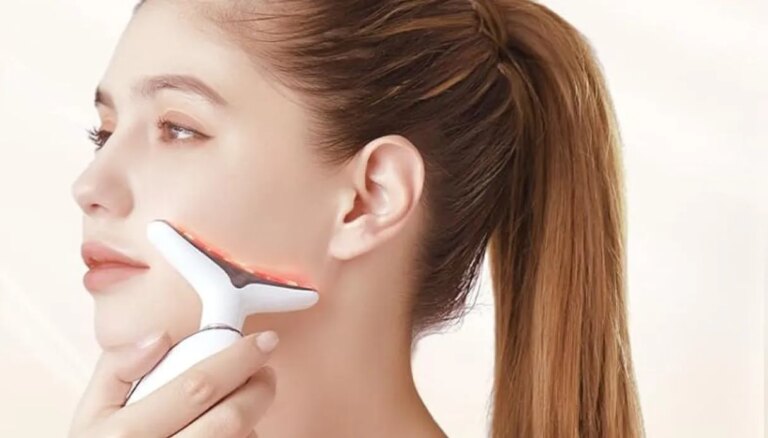 C&rsquo;est le masseur visage et cou, à effet lissant immédiat, sur lequel se concentrer. Vous le faites à la maison et on se croirait dans un spa