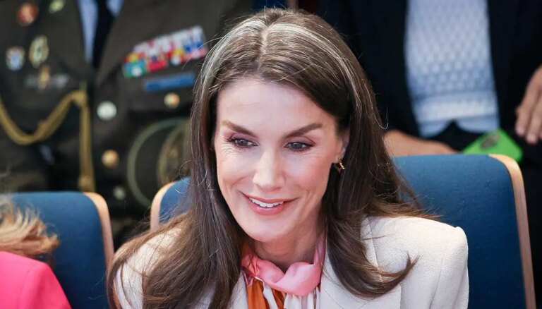 Cheveux naturellement blancs mais bien coiffés