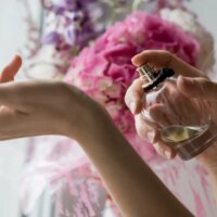 Le shadowing, l&rsquo;astuce parfumée qui fait durer votre parfum du matin au soir (même aux premières chaleurs)