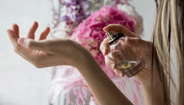 Le shadowing, l&rsquo;astuce parfumée qui fait durer votre parfum du matin au soir (même aux premières chaleurs)