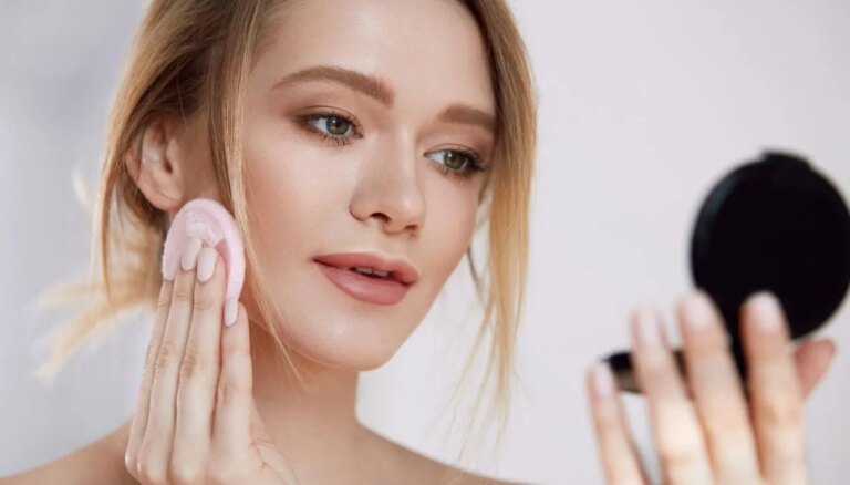 On a trouvé la poudre transparente pour matifier la peau et faire tenir le maquillage toute la journée