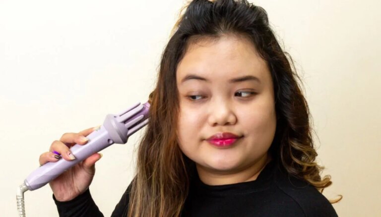 Pli déplacé et parfait, avec une touche. Comment fonctionne le bigoudi automatique viral sur TikTok, désormais proposé