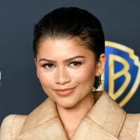 Des cheveux effet mouillé avec Helmet Hair, la tendance la plus anti-glamour (mais cool) de l&rsquo;été 2026