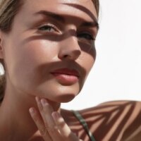 Il s&rsquo;appelle Aussie Girl Glam et c&rsquo;est la dernière évolution du maquillage « soleil » à essayer cet été.