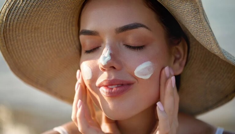 Les meilleurs écrans solaires SPF50 les plus efficaces, approuvés par les experts