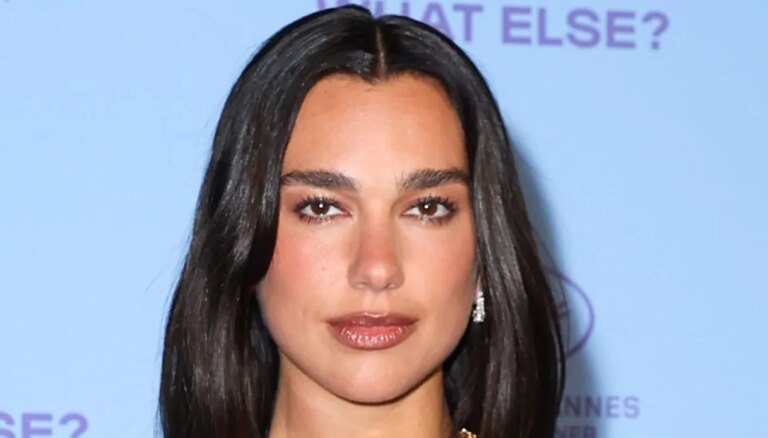 Dua Lipa, le secret de sa peau éclatante est une eau de beauté