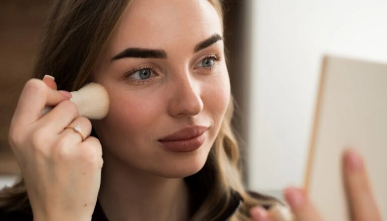 Fini le maquillage qui fond grâce à un spray fixateur qui coûte quelques euros