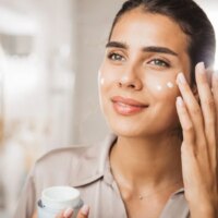 Le miel sur votre visage est l&rsquo;ingrédient le plus doux pour hydrater la peau sèche