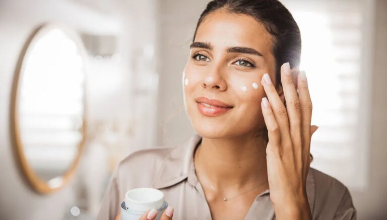 Le miel sur votre visage est l&rsquo;ingrédient le plus doux pour hydrater la peau sèche