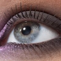 Le mascara gris est le twist de l&rsquo;été 2026 qui vous donne des yeux plus grands (et irrésistibles) : oui, vraiment