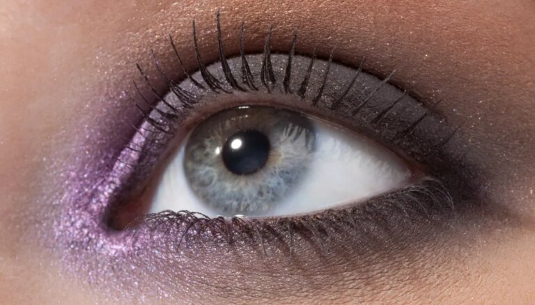 Le mascara gris est le twist de l&rsquo;été 2026 qui vous donne des yeux plus grands (et irrésistibles) : oui, vraiment