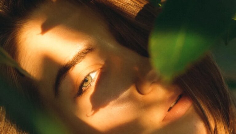 Une heure d&rsquo;or sur la peau grâce au maquillage ? Oui, c&rsquo;est possible : secrets et produits pour afficher un teint éclatant cet été