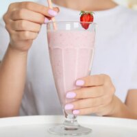 Strawberry Milkshake Nails est le nude laiteux 2.0 de l&rsquo;été