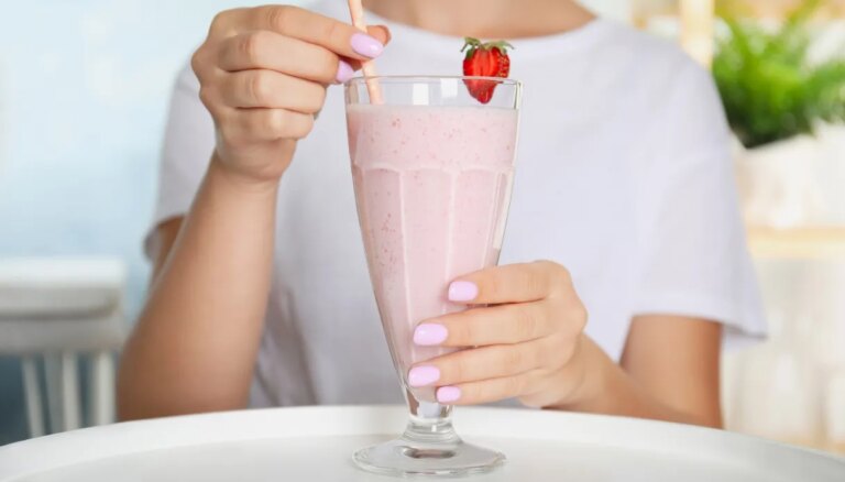 Strawberry Milkshake Nails est le nude laiteux 2.0 de l&rsquo;été