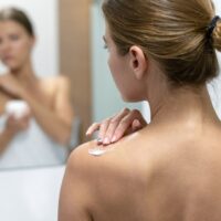 Combattez la « bacné » avec le spray corporel exfoliant apaisant de Rilastil