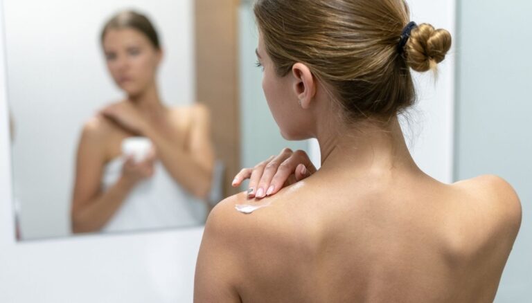 Combattez la « bacné » avec le spray corporel exfoliant apaisant de Rilastil