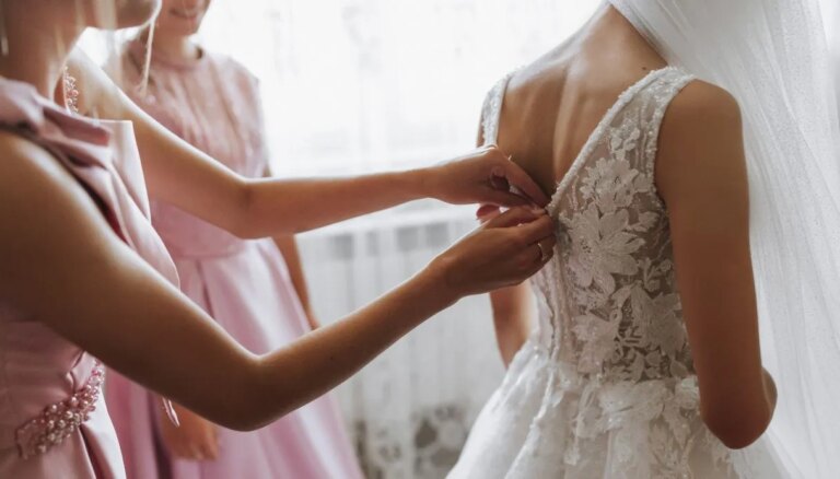 Habiller la mariée : qui doit vraiment être présent