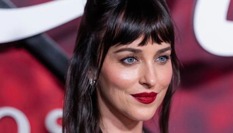 Dakota Johnson a trouvé le rouge parfait pour l&rsquo;automne et les lèvres sont à nouveau les protagonistes