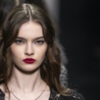 Nude brillant ou lèvres foncées, qui remporte le duel make-up de l&rsquo;automne 2026 ?
