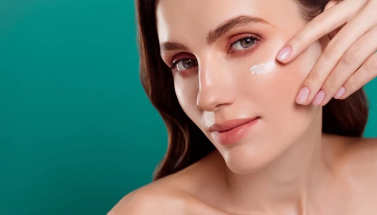 Qu&rsquo;est-ce qu&rsquo;une lotion pour le visage et pourquoi met-elle fin à nos soins d&rsquo;automne en beauté (littéralement).